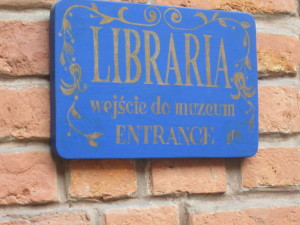 Photo of Polish language sign for Library/museum entrance: Libraria/muzeum